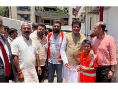 
      
      Piyush Goyal Joins Go Dharmic Food Distribution Drive in Mumbai
      
      