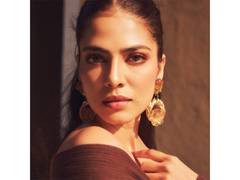 
      
      Malavika reacts after being asked distasteful ques about Vijay
      
      