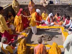
      
      Devotees perform hawan in Bhojshala complex following MP High Cou
      
      