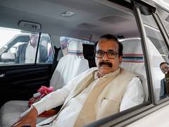 
      
      'Keralam government will receive full support from Centre'
      
      