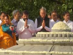 
      
      Delhi: Congress leaders pay tribute to Rajiv Gandhi at Vir Bhumi
      
      