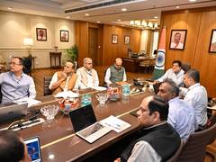 
      
      Amid global headwinds, Goyal holds meeting with precious metals s
      
      