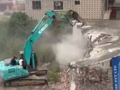 
      
      J-K: District Adm conducts demolition drive against smugglers
      
      