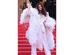 
      
      Aishwarya Rai Bachchan brings old Hollywood glamour to red carpet
      
      