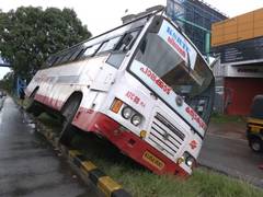 
      
      Keralam: KSRTC Minnal bus overturns at Palarivattom in Ernakulam
      
      