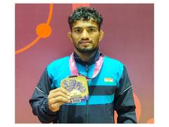 
      
      Akshay and Vicky strike gold in Freestyle 
      
      