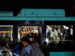 
      Passengers stranded for hours in Pakistan due to eid rush
      