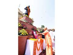
      
      UP CM Yogi Adityanath pays tribute to Chaudhary Charan Singh
      
      