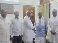 
      
      Siddaramaiah meets Congress Chief Mallikarjun Kharge
      
      
