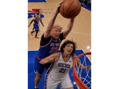 
      
      Trump shares bizarre AI basketball pic with NY Gov. Hochul
      
      