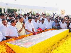 
      
      DMK chief MK Stalin pays homage to former CM M Karunanidhi
      
      