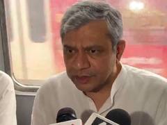
      
      Railway Minister Ashwini Vaishnaw travels on Kolkata metro
      
      