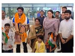 Bihar Sports Minister Shreyasi Singh felicitates Hockey U-18 Asia Cup gold medalist Sawan Kumar