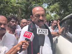 
      
      Vaiko pays tribute to Bharathiraja
      
      