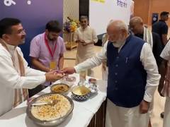 
      
      PM Modi shares jhalmuri with NDA leaders
      
      
