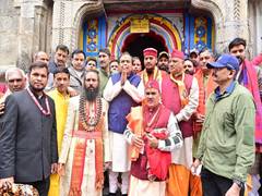 
      
      Mukesh Ambani offers prayers at Badrinath and Kedarnath Temples
      
      