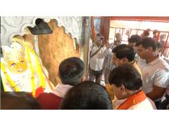 
      
      MP CM Yadav offers prayers at Veergarhi Hanuman Temple in Indore
      
      