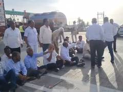 
      
      Karnataka Police stop Maharashtra Samiti workers at Hattargi
      
      