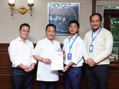 
      
      Sikkim CM Tamang submits SIR form
      
      