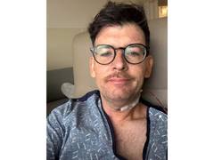 
      
      Comedian Moshe Kasher diagnosed with tonsil cancer
      
      