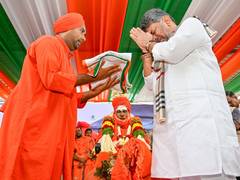 
      
      DK Shivakumar pays last respects to Mummadi Nirvana Mahaswamiji
      
      