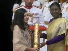 
      
       Alka Yagnik conferred with Padma Bhushan
      
      