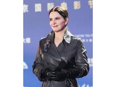 
      
      Karlovy Vary Fest to Honour Hoffman, Binoche, Wright
      
      