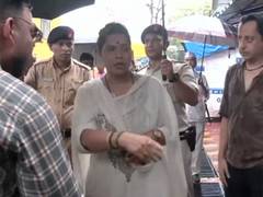 
      
      Ritu Tawde inpects waterlogged area after rain lashes Mumbai
      
      