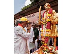 
      
      Karnataka: Leaders pay tribute to Nadaprabhu Kempegowda
      
      