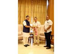 
      
      Assam CM meets cricket legend Sunil Gavaskar in Guwahati
      
      