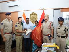 
      
      Hyderabad Police Commissioner honours couple
      
      
