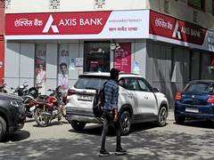 
      
      Private banks see leadership reshuffle
      
      