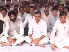 
      
      Parvesh Verma, Manjinder Sirsa attend prayer meeting
      
      