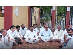 
      
      Congress workers stage protest over 'house arrest' of Ajay Rai
      
      