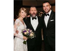 
      
      Travis Kelce reacts to fake AI photo from his wedding
      
      