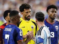 
      
      Love, respect, admiration: Vozinha shakes hands with Messi
      
      