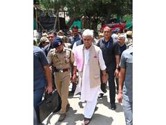 
      
      J-K LG Manoj Sinha visits Nunwan Base Camp in Pahalgam, reviews m
      
      