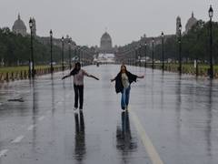 
      
      Delhi: Moderate to heavy rain, thunderstorm with winds likely
      
      