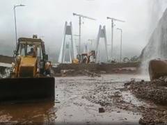 
      
      Landslides shut Mumbai-Pune highway and expressway
      
      