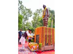 
      
      Patna: NDA leaders participate in Satyendra Narayan Sinha Jayanti
      
      