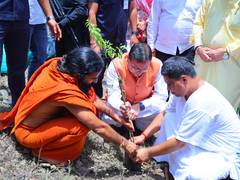 
      
      Utk'd CM plants sapling with Baba Ramdev at Dhanvantari Dham
      
      