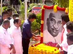 
      
      Tamil Nadu CM Vijay pays floral tribute to K Kamaraj on 124th bir
      
      
