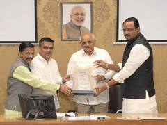 
      
       Jitu Vaghani presents agriculture award before Gujarat CM
      
      