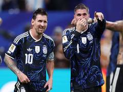 
      
      De Paul posts with Messi after Argentina beat England
      
      
