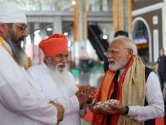 
      
      PM Modi meets Sant Niranjan Dass, lauds his contribution
      
      