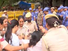 
      
      Delhi police begins removing protestors at Jantar Mantar
      
      