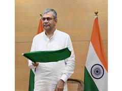 
      
      Ashwini Vaishnaw, CM Dhami virtually flag off Ramnagar-Dehradun
      
      