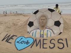 
      
      Sudarsan Pattnaik creates FIFA WC trophy, Messi sand sculptures
      
      