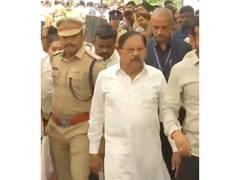 
      
      Leaders pay tribute to former PM HD Deve Gowda's wife Chennamma,
      
      