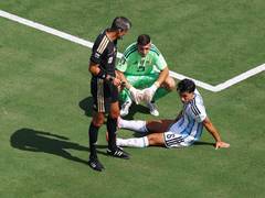 
      
      Argentina's Lisandro Martinez exits injured in final vs Spain
      
      